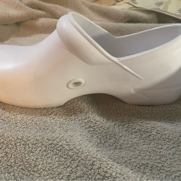 Guardian Angel White clogs for healthcare professionals - Picture 3 of 5
